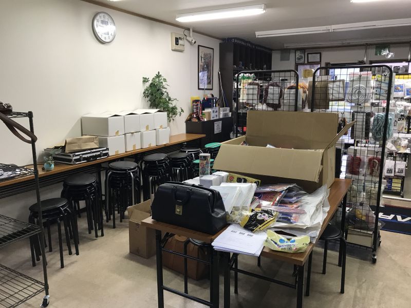 画像: 商品入荷とお店の片付け