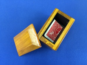 画像: 木箱から出現するカード