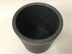 画像: ダイスカップ（ブラックレザー）とダイス５個